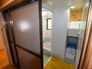 Tsushima的住宿－Hanareya - Vacation STAY 27219v，玻璃门通向带淋浴的浴室