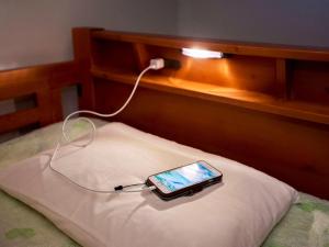 Tsushima的住宿－Hanareya - Vacation STAY 27219v，床上的平板电脑,上面装有充电器