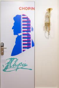 una porta con il logo della città di Singapore di Bairro Alto Music Guest House a Lisbona