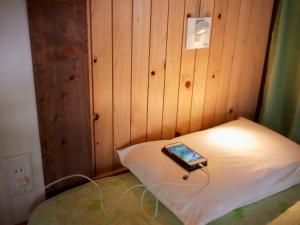 een tablet op een bed in een kamer bij Hanareya - Vacation STAY 27238v in Tsushima