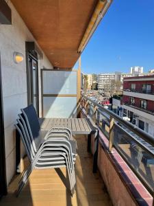 a balcony with a table and chairs on a building at Apartament Neptuno Platja d'Aro in Platja d'Aro