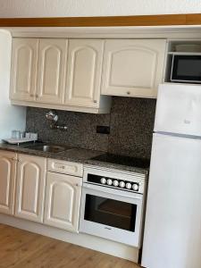 Kuchyň nebo kuchyňský kout v ubytování Apartament Neptuno Platja d'Aro