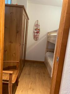 a small room with a bunk bed and a bunk bed at Apartament Neptuno Platja d'Aro in Platja  d'Aro