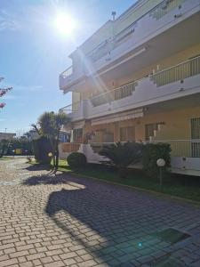 Un edificio con il sole che splende dietro di esso di Il Piacere a Pineto