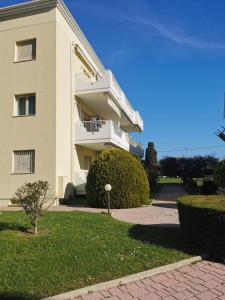 un edificio bianco con cespugli di fronte di Il Piacere a Pineto