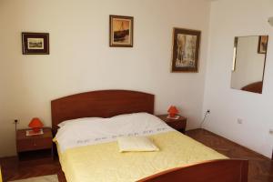 1 dormitorio con 1 cama y 2 mesas con lámparas en Apartment Heli, en Šibenik