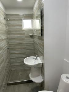 La salle de bains est pourvue d'un lavabo et de toilettes. dans l'établissement Casa Vecchio, à Carthagène des Indes