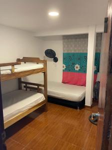 Ce dortoir comprend 2 lits superposés. dans l'établissement Casa Vecchio, à Carthagène des Indes