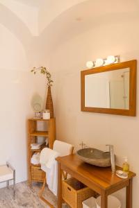 baño con lavabo y espejo en la pared en unser rosa Haus für Sie en Rust