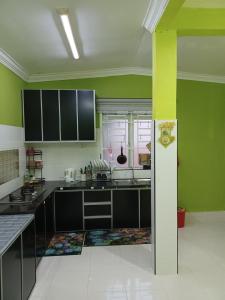 Kuchyň nebo kuchyňský kout v ubytování Homestay Dalia, Beseri, Perlis