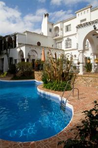 una piscina frente a un edificio en Hotel Residencia Miami en Torremolinos