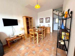 Televízia a/alebo spoločenská miestnosť v ubytovaní Casa María - Finca Medina