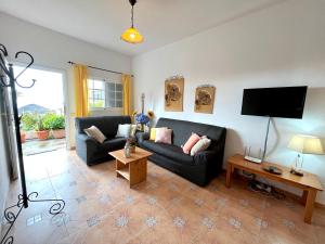 Televízia a/alebo spoločenská miestnosť v ubytovaní Casa María - Finca Medina