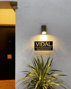 Un cartello che dice apparecchi di veglia su un muro con una pianta di VIDAL APARTAMENTOS con parking privado. a Carmona