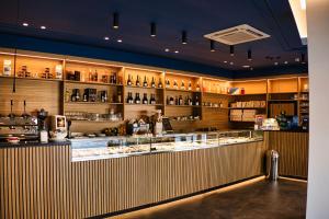 a bar in a restaurant with a counter at WeRooms in Salerno