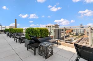 a balcony with benches and a view of a city at Penthouse with heated POOL - The Windy - Cloud9 in Chicago