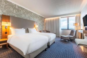 Postel nebo postele na pokoji v ubytování Radisson Blu Waterfront Hotel, Jersey