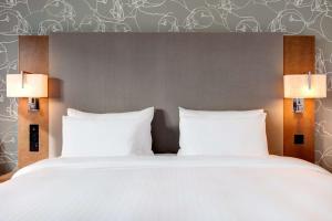 Postel nebo postele na pokoji v ubytování Radisson Blu Waterfront Hotel, Jersey