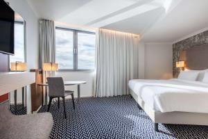 Postel nebo postele na pokoji v ubytování Radisson Blu Waterfront Hotel, Jersey