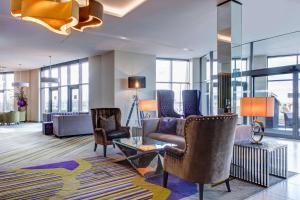 Posezení v ubytování Radisson Blu Waterfront Hotel, Jersey