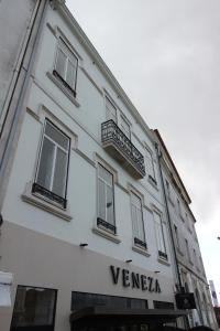 un edificio blanco con las palabras verbia en él en Venezapartments, en Aveiro