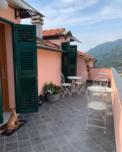 een patio met stoelen en tafels op een huis bij La Vista del Poggio in Castellaro