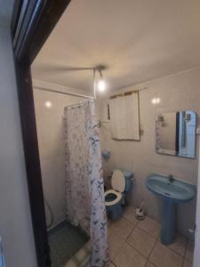 舊阿比唐的住宿－Féfé，浴室设有蓝色的卫生间和水槽。