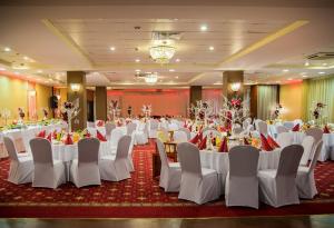 a banquet hall with white tables and chairs at Hotel Novum & Spa in Niepołomice