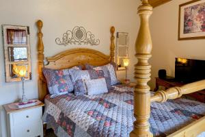 a bedroom with a wooden bed with a wooden headboard at Sedona Serenity in Sedona