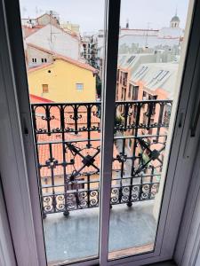 een raam met uitzicht op de stad bij Hostal Numancia in Madrid