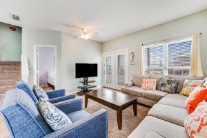 sala de estar con 2 sofás y TV en Summer Salt by Meyer Vacation Rentals, en Gulf Shores