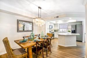 Kuchyň nebo kuchyňský kout v ubytování Carlsbad Village Charm Snowbird-friendly gem three blocks to beach, garage & home office ,1 dog OK