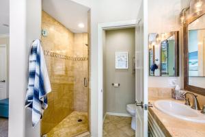 Koupelna v ubytování Carlsbad Village Charm Snowbird-friendly gem three blocks to beach, garage & home office ,1 dog OK + 13 fotografií