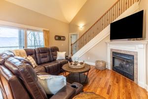 uma sala de estar com um sofá e uma lareira em Mountain-View Hideaway em Waynesville