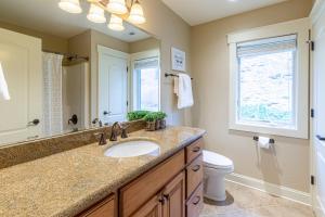 uma casa de banho com um lavatório, um WC e um espelho. em Mountain-View Hideaway em Waynesville