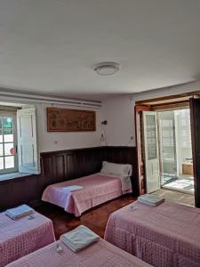 a hotel room with two beds and two lamps at Pension-Albergue Don Alvaro in Sarria