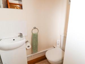 A bathroom at Kestrel Cottage