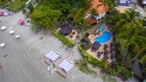 an aerial view of a resort with a swimming pool at Barequeçaba Praia Hotel in Barequeçaba