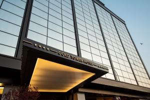 een gebouw met een bord dat God Tower hotel leest bij Gold Tower Lifestyle Hotel in Napels