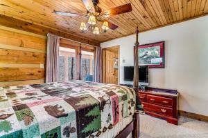 1 dormitorio con 1 cama y TV de pantalla plana en Shelter Rock 272, en Sugar Mountain