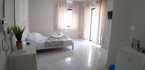 A bed or beds in a room at blue & white askeli studios