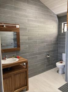 een badkamer met een wastafel en een toilet bij FARE ARIITEA in Bora Bora