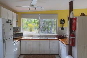 A kitchen or kitchenette at Yellow Cottage - bush and beach
