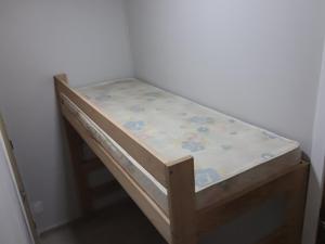 a bunk bed in a corner of a room at Novo Lar Garopaba1 in Garopaba