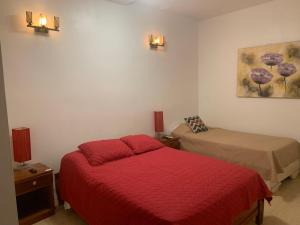 1 dormitorio con 2 camas y 2 luces en la pared en Julianna Country House, en Las Tablas