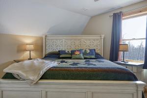 um quarto com uma cama grande e uma janela grande em Curb-Free Chalet em McHenry