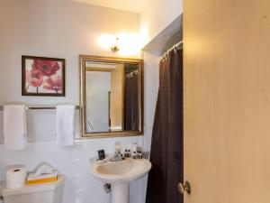 Siesta Motel Colfax WA tesisinde bir banyo