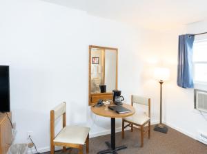 Postel nebo postele na pokoji v ubytování Siesta Motel Colfax WA