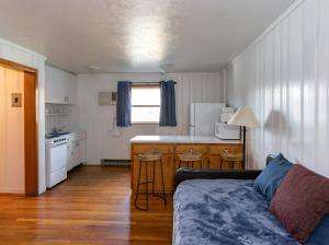 a living room with a couch and a kitchen at Siesta Motel Colfax WA in Colfax