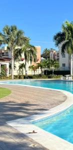 聖地亞哥洛斯卡巴的住宿－Sweet Home，度假村内棕榈树游泳池